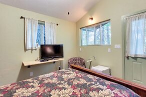 Charming Oregon Home w/ Private Pickleball Court!