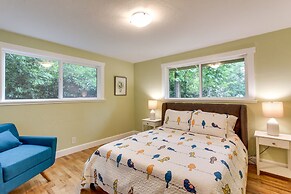 Charming Oregon Home w/ Private Pickleball Court!