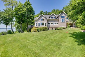 'lockes Glen' - Lakefront Geneva Getaway w/ Dock!