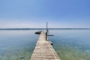 'lockes Glen' - Lakefront Geneva Getaway w/ Dock!