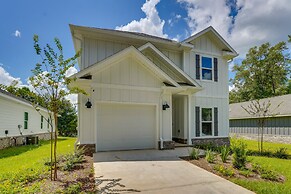 Spacious Freeport Home w/ Deck & 2 Living Areas!