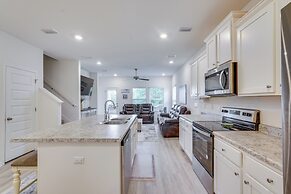 Spacious Freeport Home w/ Deck & 2 Living Areas!