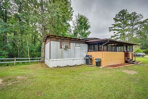 Eufaula Retreat: Community Pool & Screened Porch!