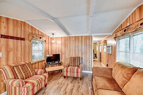 Eufaula Retreat: Community Pool & Screened Porch!