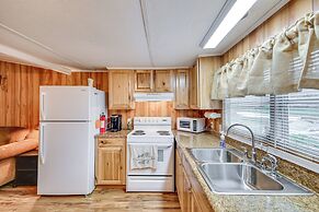 Eufaula Retreat: Community Pool & Screened Porch!