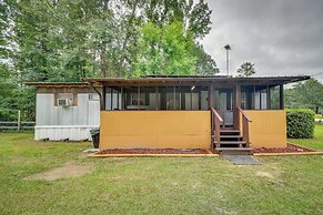 Eufaula Retreat: Community Pool & Screened Porch!