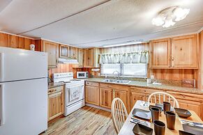 Eufaula Retreat: Community Pool & Screened Porch!