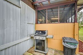 Eufaula Retreat: Community Pool & Screened Porch!