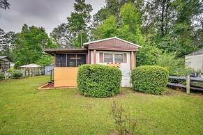 Eufaula Retreat: Community Pool & Screened Porch!