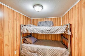 Eufaula Retreat: Community Pool & Screened Porch!