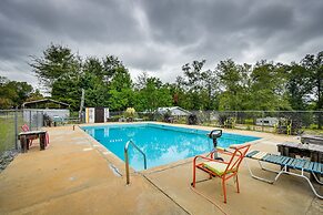 Eufaula Retreat: Community Pool & Screened Porch!