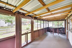 Eufaula Retreat: Community Pool & Screened Porch!