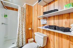 Eufaula Retreat: Community Pool & Screened Porch!