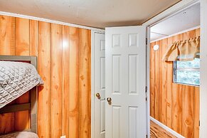 Eufaula Retreat: Community Pool & Screened Porch!