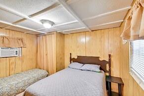 Eufaula Retreat: Community Pool & Screened Porch!