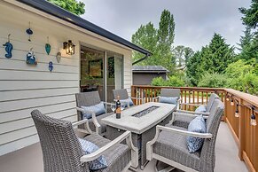 Kenmore Retreat w/ Shared Hot Tub - 1 Mi to Lake!