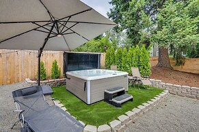 Kenmore Retreat w/ Shared Hot Tub - 1 Mi to Lake!