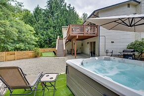 Kenmore Retreat w/ Shared Hot Tub - 1 Mi to Lake!