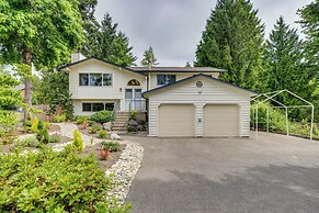 Kenmore Retreat w/ Shared Hot Tub - 1 Mi to Lake!