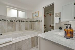 Kenmore Retreat w/ Shared Hot Tub - 1 Mi to Lake!