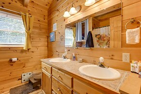 Cabin w/ Hot Tub + Fishing Pond in Del Rio!