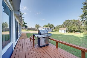 Lakefront Keystone Lake Gem: Kayaks, Deck & Grill