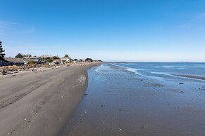 Sequim Escape w/ Gas Grill & Deck, Walk to Beach!