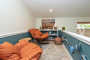 Sequim Escape w/ Gas Grill & Deck, Walk to Beach!
