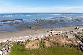 Sequim Escape w/ Gas Grill & Deck, Walk to Beach!