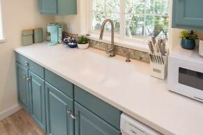 Sequim Escape w/ Gas Grill & Deck, Walk to Beach!