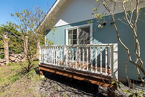 Sequim Escape w/ Gas Grill & Deck, Walk to Beach!