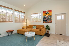 Sequim Escape w/ Gas Grill & Deck, Walk to Beach!