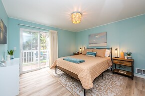 Sequim Escape w/ Gas Grill & Deck, Walk to Beach!