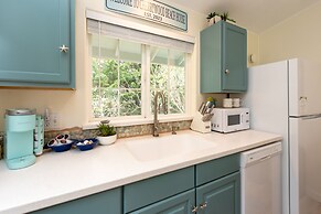 Sequim Escape w/ Gas Grill & Deck, Walk to Beach!