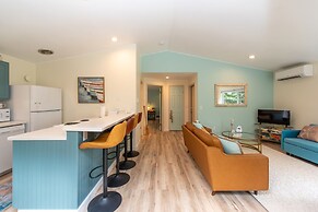 Sequim Escape w/ Gas Grill & Deck, Walk to Beach!