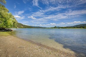 ~ 10 Mi to Newport: Pend Oreille Riverfront Cabin