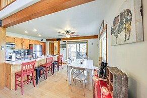 ~ 10 Mi to Newport: Pend Oreille Riverfront Cabin