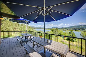 ~ 10 Mi to Newport: Pend Oreille Riverfront Cabin