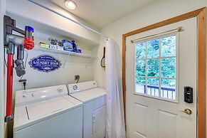 ~ 10 Mi to Newport: Pend Oreille Riverfront Cabin