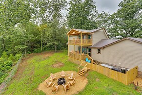 Mountain Retreat w/ Fire Pit in Flat Rock!