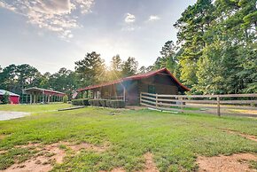 Kilgore Gem: Pet-friendly Cabin w/ Duck Pond!