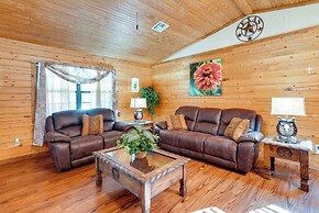 Kilgore Gem: Pet-friendly Cabin w/ Duck Pond!