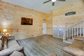 Mtn-view Gem: Flat Rock Retreat w/ Deck & Grill!