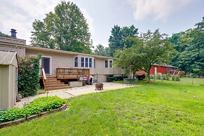 Hart Haven w/ Cozy Fireplace, Deck & Grill!