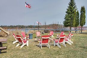 Lakefront Outing Home: Private Dock + Volleyball!