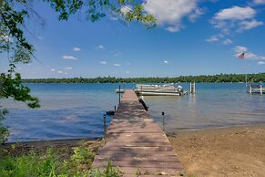 Lakefront Outing Home: Private Dock + Volleyball!