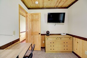 Lakefront Outing Home: Private Dock + Volleyball!