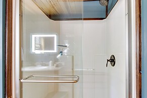 Lakefront Outing Home: Private Dock + Volleyball!