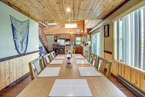 Lakefront Outing Home: Private Dock + Volleyball!