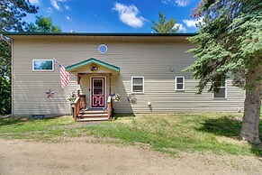 Lakefront Outing Home: Private Dock + Volleyball!